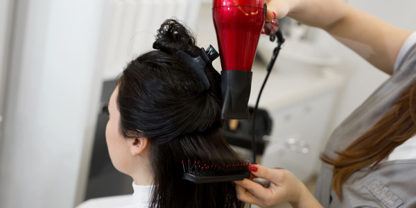 ¿Cuándo usar calor, humedad o moldes? Guía exprés para moldear el cabello sin dañarlo