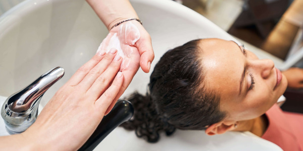 Cosmética natural y vegana en peluquería: beneficios y tendencias 2025