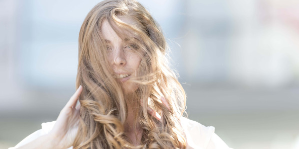 Cómo conseguir un color de pelo claro sin dañar tu melena: técnicas y productos que funcionan