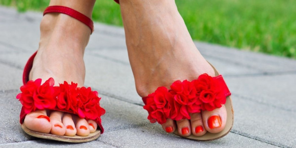 Peeling de pies: lúcelos hidratados con sandalias este verano