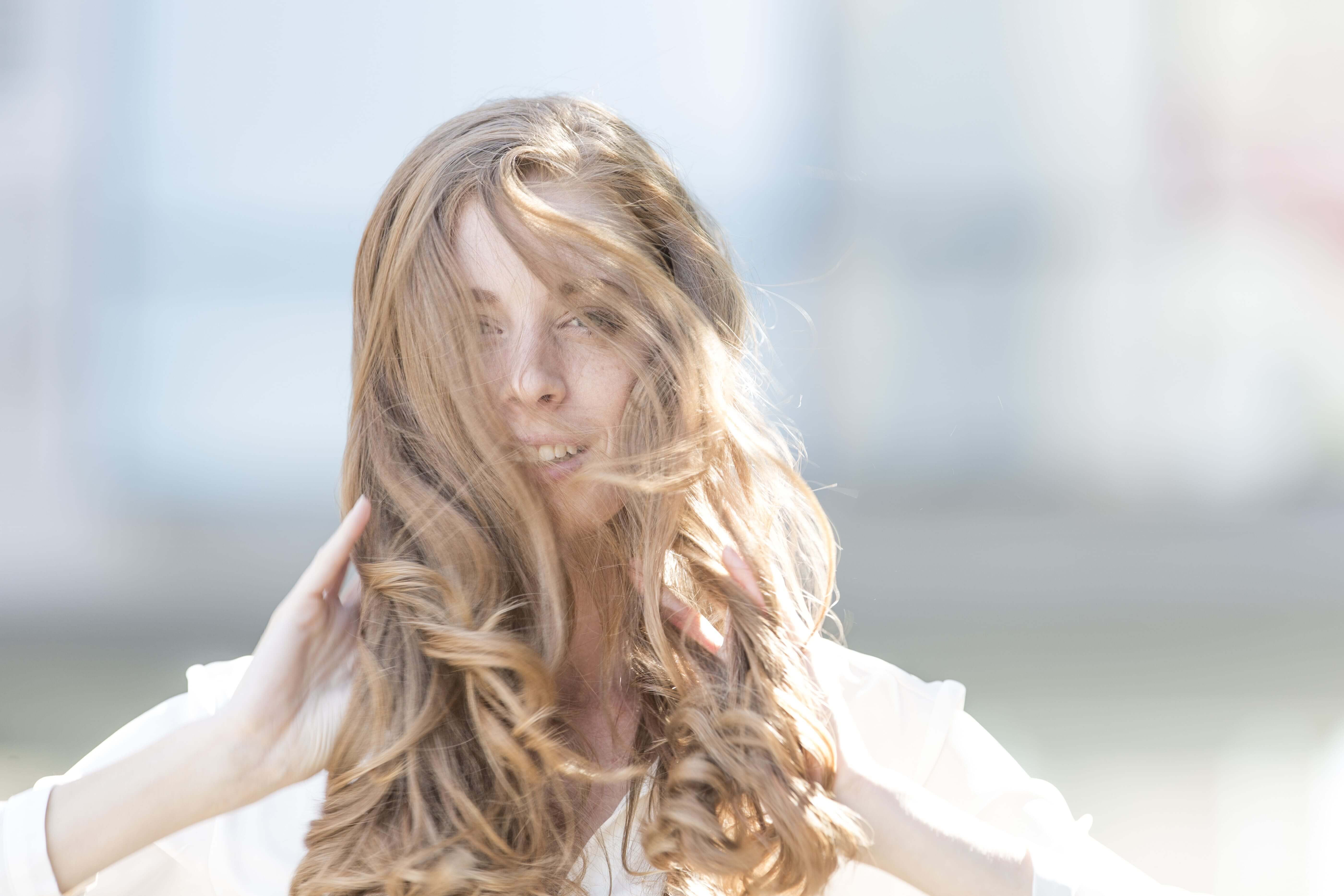 Cómo conseguir un color de pelo claro sin dañar tu melena: técnicas y productos que funcionan